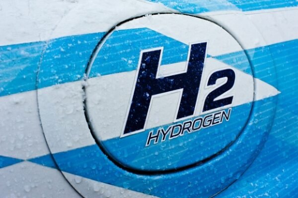 Alemania Lidera la Transición Energética: Reconversión de Infraestructuras de Gas para el Transporte de Hidrógeno Verde 🚀 Depósito de Hidrógeno sobre fondo de rayas blancas y azules.