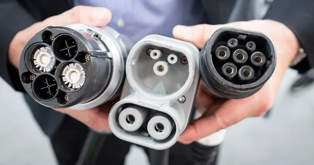 Imagen con cuatro tipos de enchufe para vehículo eléctrico.