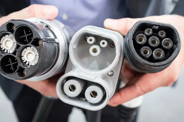 Imagen con cuatro tipos de enchufe para vehículo eléctrico.
