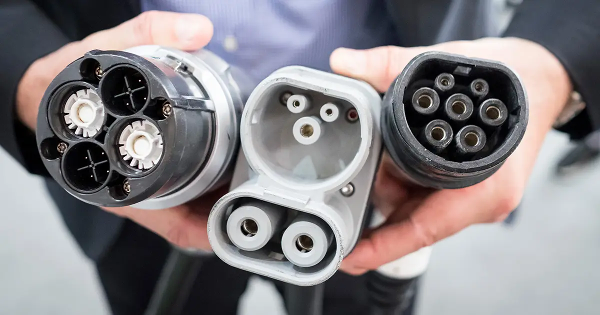 Imagen con cuatro tipos de enchufe para vehículo eléctrico.