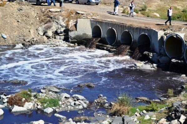 Contaminación del Agua: Causas, Consecuencias y Soluciones a Nivel Mundial 🌎 vertido agua contaminada