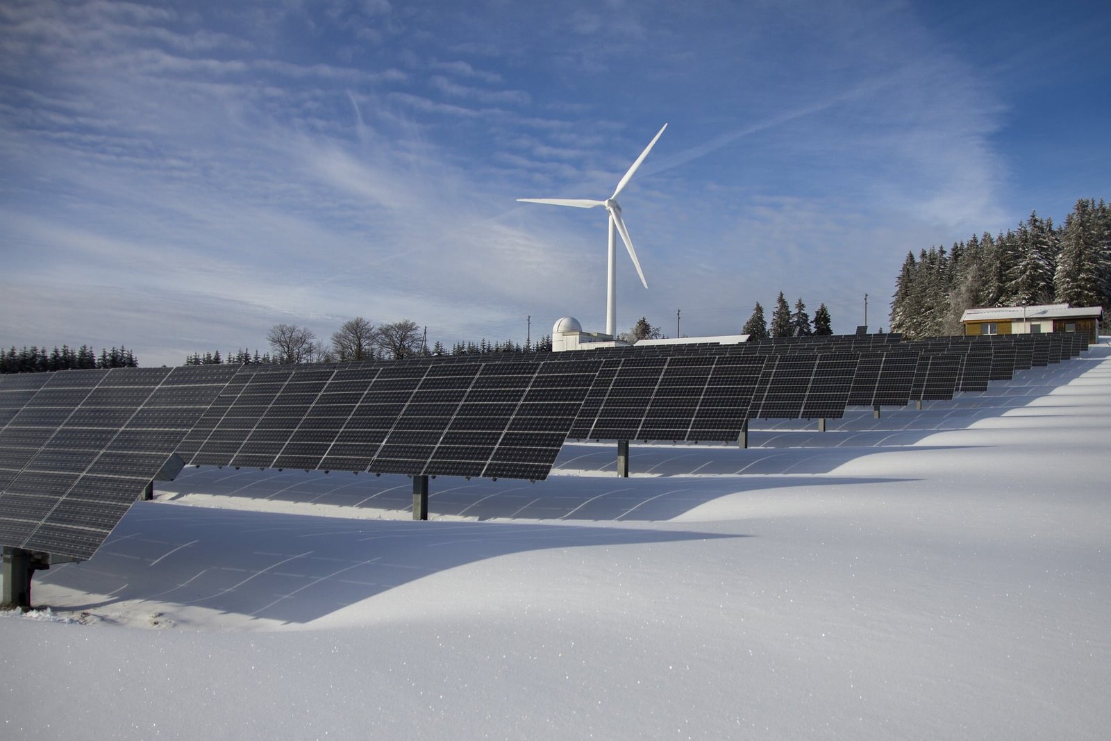 Imagen de instalación solar fotovoltaica y eólica.