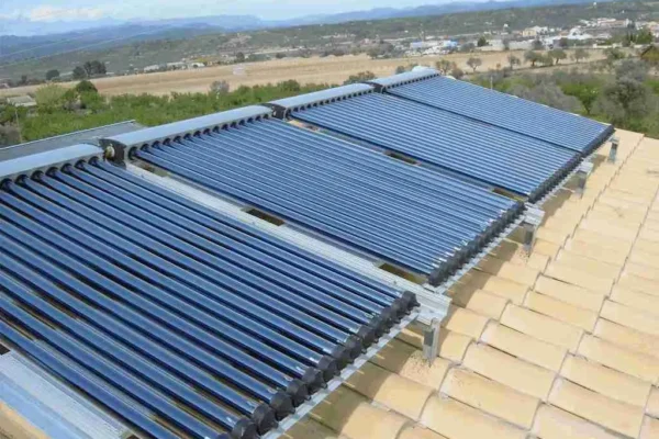 tubos de vacío para captación de energía solar térmica en tejado.