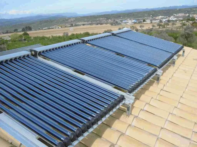 tubos de vacío para captación de energía solar térmica en tejado.