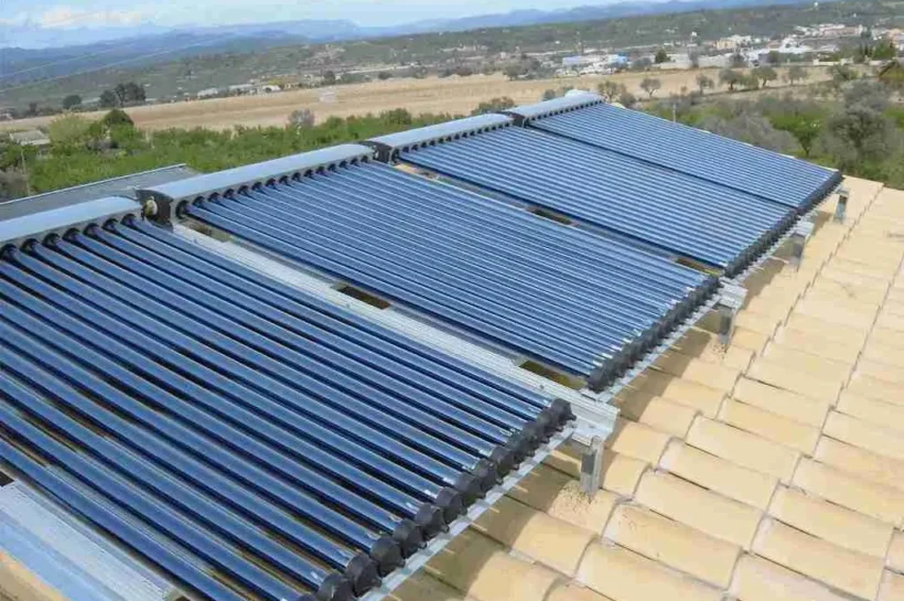 tubos de vacío para captación de energía solar térmica en tejado.