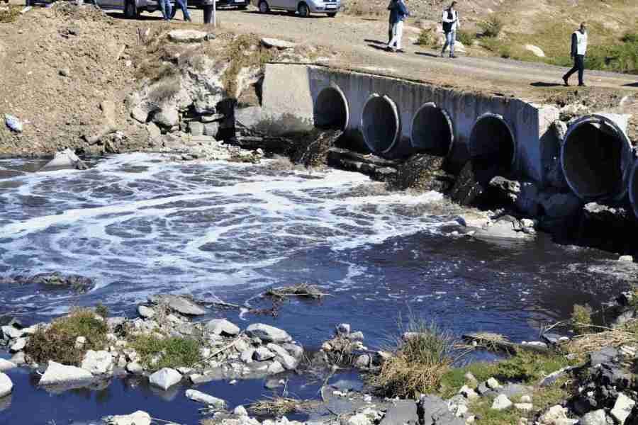 Vertido contaminación agua río.