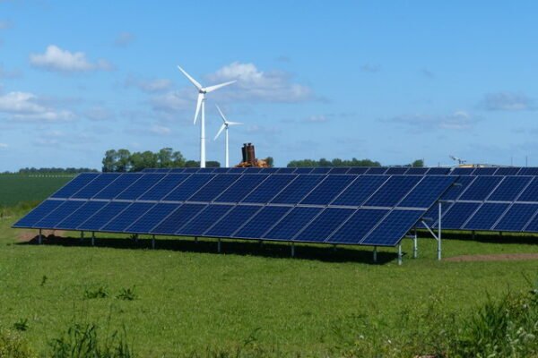Instalación de energia eólica y solar fotovoltaica.