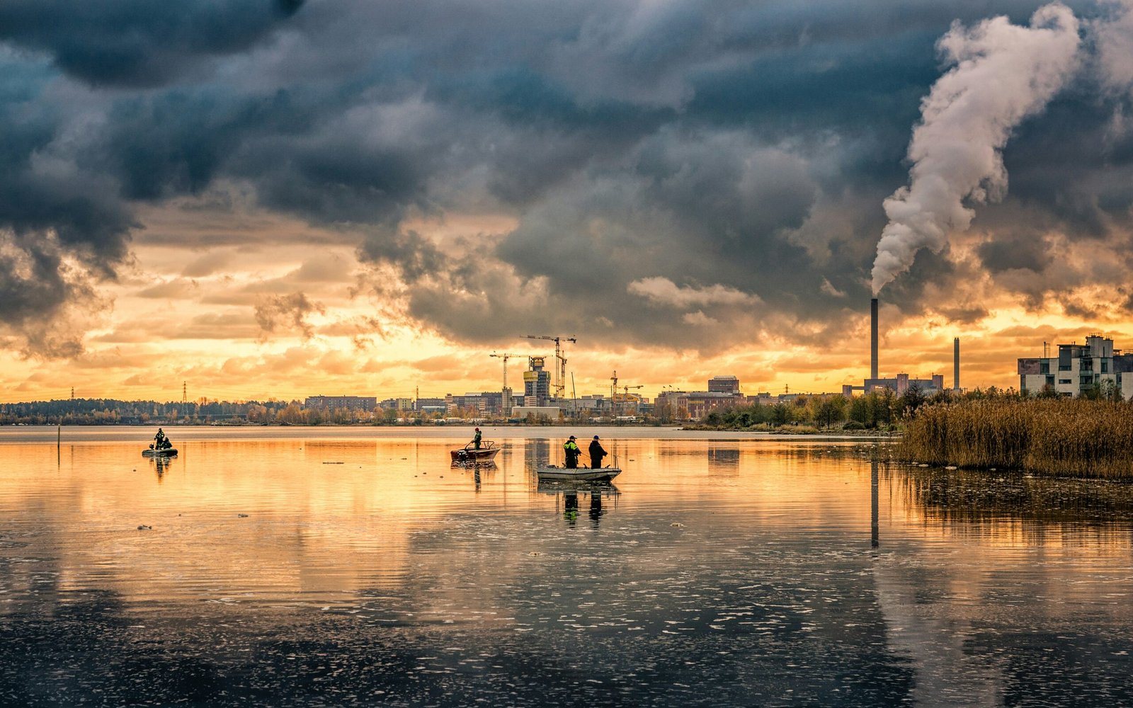 Relación entre contaminantes y enfermedades panoramic photo of people riding on boats
