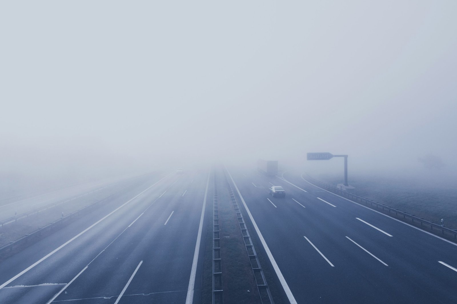 ¿Qué Medio de Transporte Contamina Más? ✈️🚗🚌🚈 road passing by in road while fogging